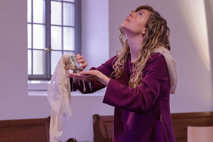 8 femmes au pied de la croix.
Spectacle pour le temps de la passion.