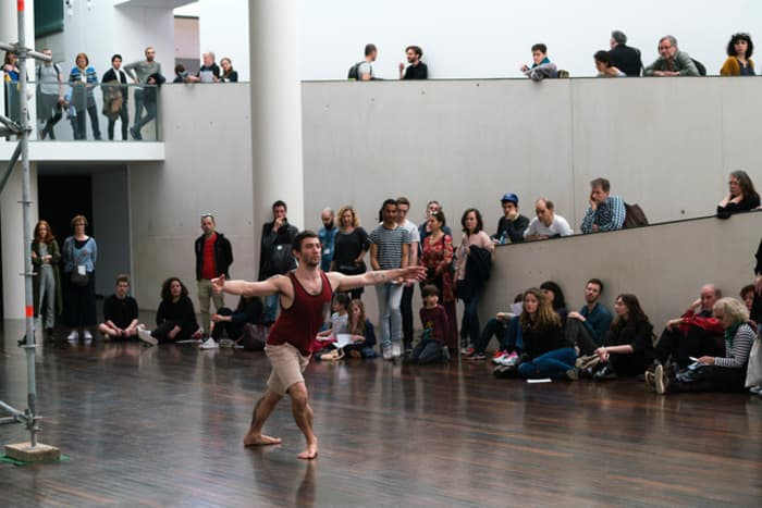 "20 danseurs pour le XXe siècle" remplace "À bras-le-corps"