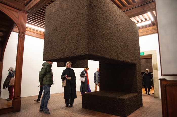 Les couleurs de l’exposition: Noir et Bleu