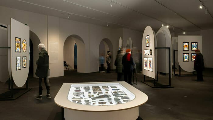 "Post Tenebras Lux, les vitraux du Musée Ariana", guide volante