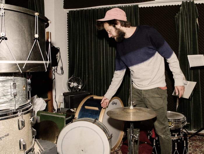 Balade sonore percussive avec Julian Sartorius, batteur, percussionniste et artiste