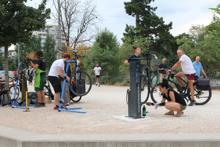 Atelier vélos à la station d'auto-réparation de la voie verte