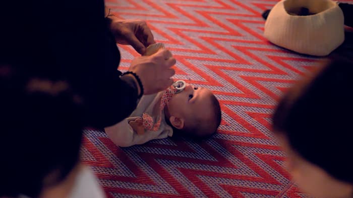 Le MEG à portée de bébé. Un éveil musical au cœur de l'exposition «Être(s) ensemble» .