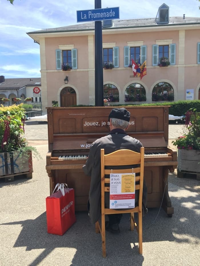 Piano égaré à Plan-les-Ouates