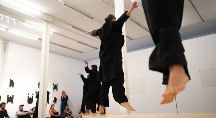 Atelier mouvement et performance avec l'artiste Cerise Rossier