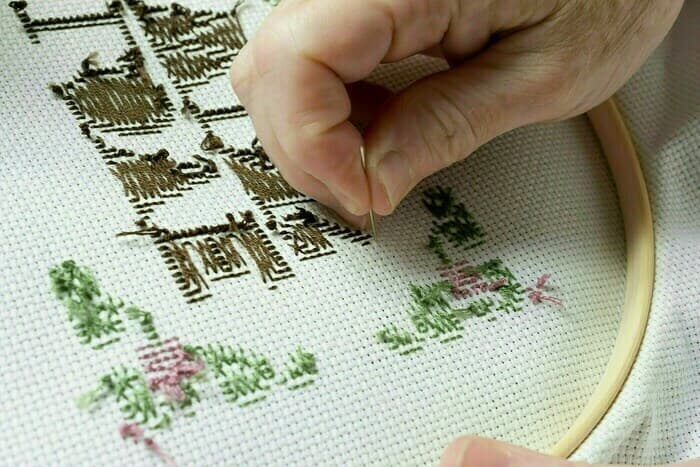 Broderie et compagnie | les mains occupées, il semble que l’on cause d’autant plus!