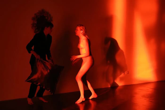 Smears of the Night (Society in Disguise) de Zoe Williams et Nadja Voorham avec Vindicatrix