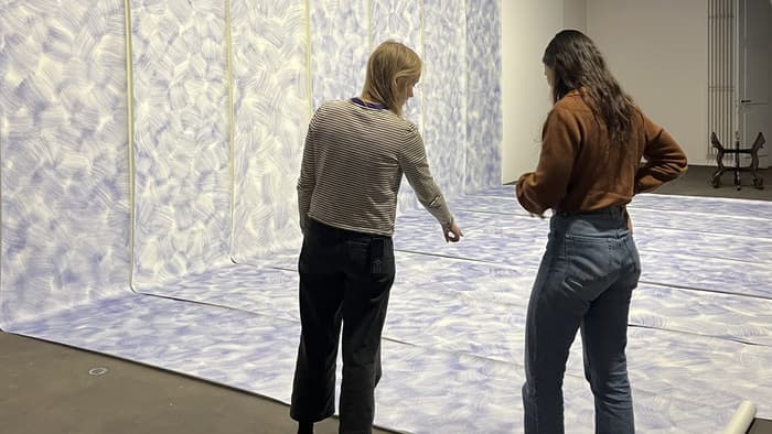 Une guide volante s'invite dans l'exposition "Nicolas Muller. A force"
