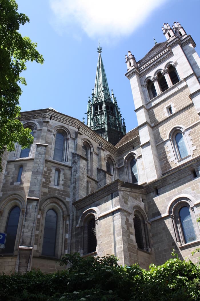 LES CINQ PIERRES QUI ONT FAIT SAINT PIERRE ET, PLUS GÉNÉRALEMENT, GENÈVE, PAR JEAN SESIANO