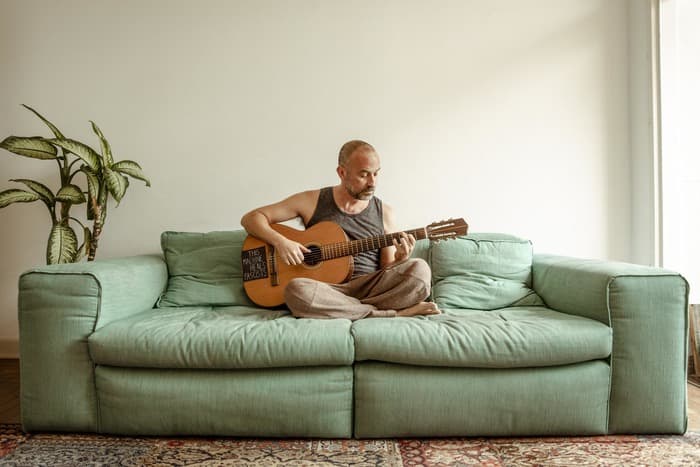 Lucas Santtana trio