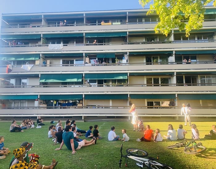 PIED D'IMMEUBLE VOTRE FENÊTRE AUX PREMIÈRES LOGES