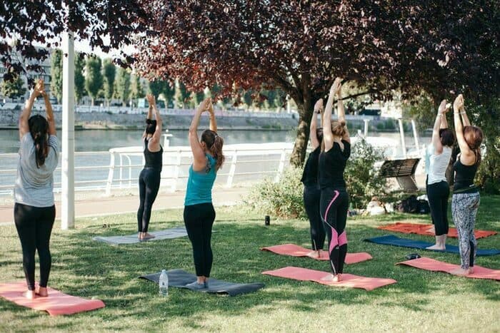 🌿 YOGA VINYASA by SWISS PILATES aux Halles de la Jonction - Tous les dimanches à 10h