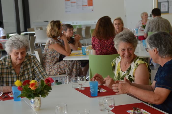 Repas entre seniors à Plainpalais