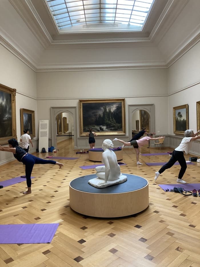 Pilates face aux œuvres