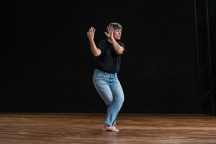 La danse est l’archéologue, ou une idole dans l’os, 2024, 45’. DD Dorvillier dans le cadre de Dance First Think Later