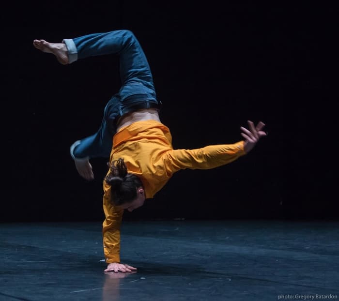 Un danseur.  Deux musiciennes. Une flûte, une clarinette.
