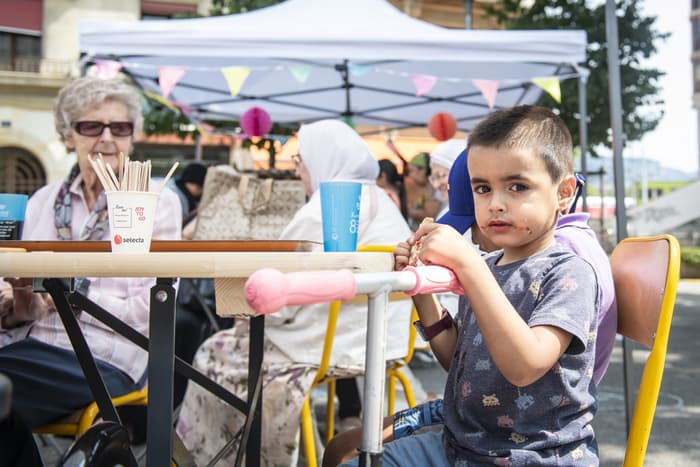 La place des Grottes est à vous : ateliers créatifs, accueil parents-enfants et goûter pour toutes et tous.