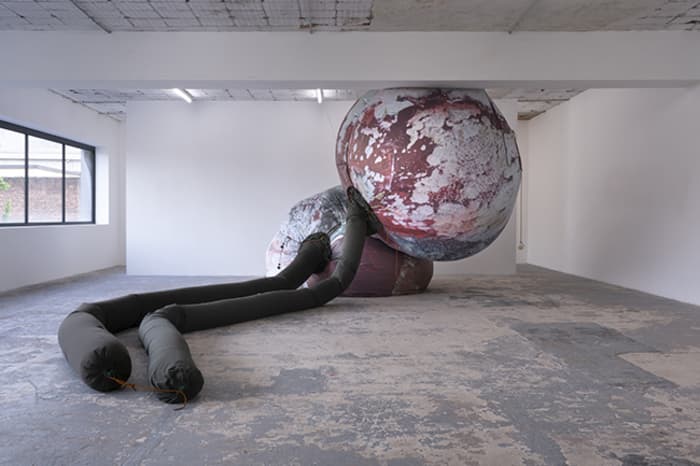 "Cherries", une sculpture de RM dans l’exposition Gulp
