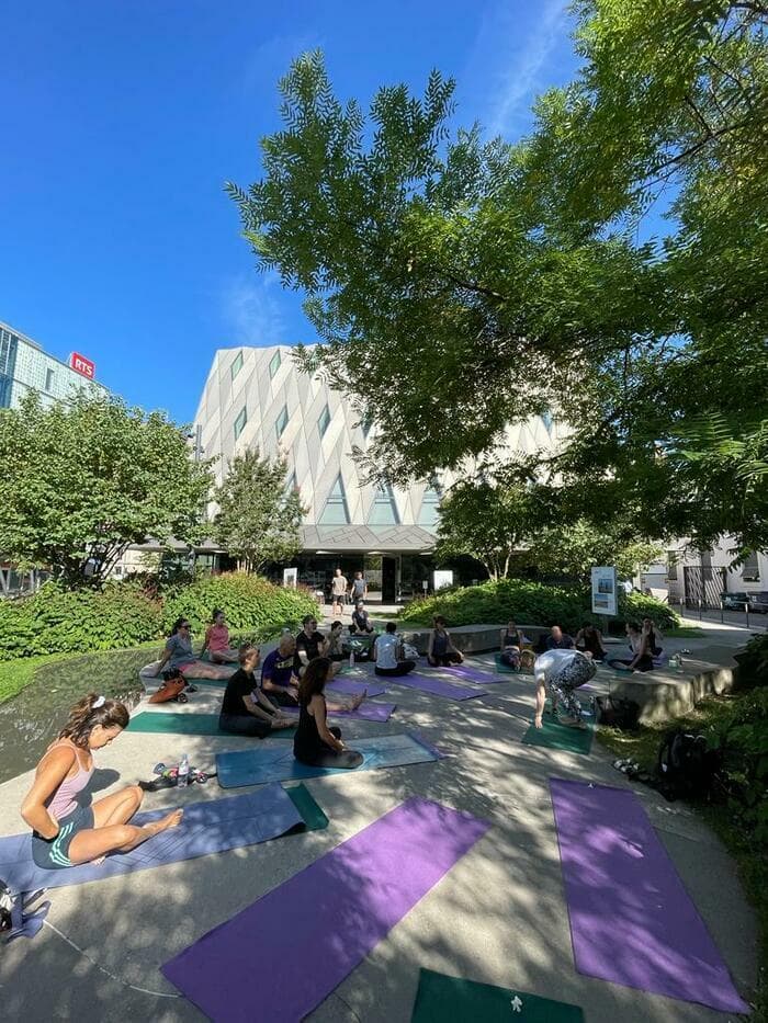 Journée internationale des musées: Yoga dans le foyer du MEG