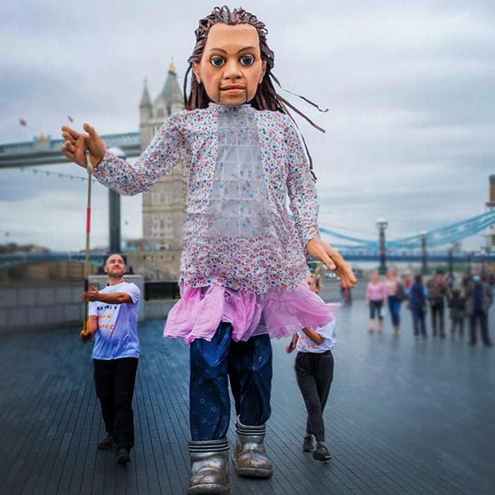 Passage de la marionnette géante "Petite Amal" à Genève