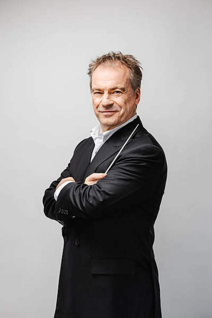 Bruch, Kurtág & Mozart sous la direction de Jonathan Nott, avec l’OSR, Himari et l’Ensemble Vocal de Lausanne. Une soirée d’émotion pure.