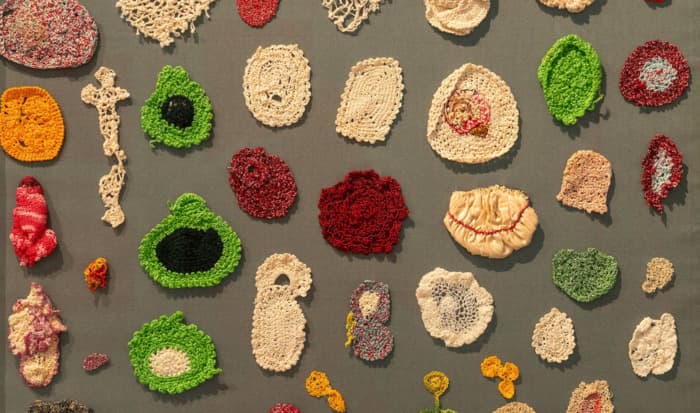 Voir l’Invisible : À la Recherche des Œuvres Textiles