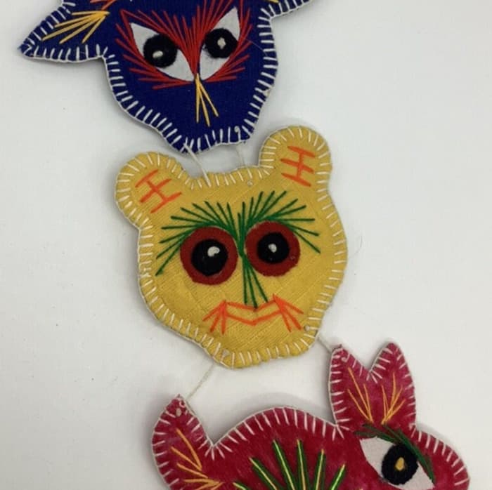 Broderie multicolore et noeud infini