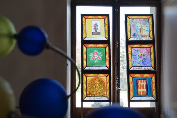 Par-delà la couleur et la lumière : Fenêtre sur nos rêves