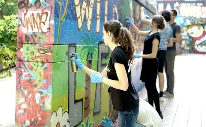 Street art avec les passants par Ingrid Kaufmann