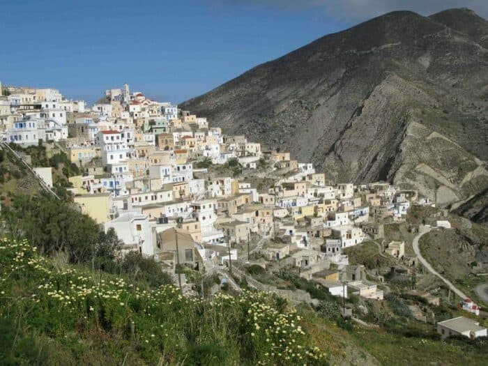 OLYMPOS SUR L’ÎLE DE KARPATHOS « LA DERNIÈRE SOCIÉTÉ MATRIARCALE DE MÉDITERRANÉE », PAR ALAIN CHABLOZ