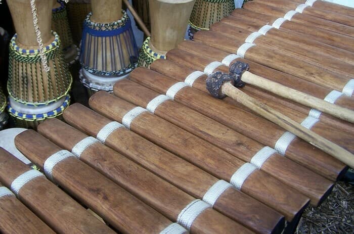 La place des Grottes est à vous : jeux, dessins et atelier de balafon