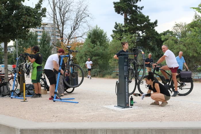 Atelier vélos à la station d'auto-réparation de la voie verte