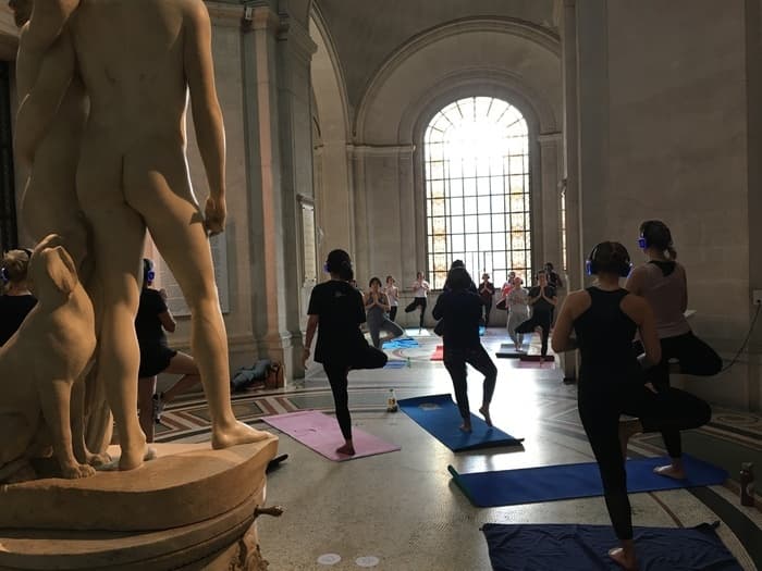 Cours de pilates face aux œuvres