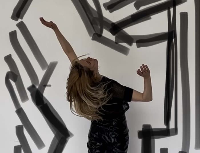 J'hésite entre Croquis et arabesque et La métamorphose, 30', Marie-Caroline Hominal dans la cadre de Dance First Think Later