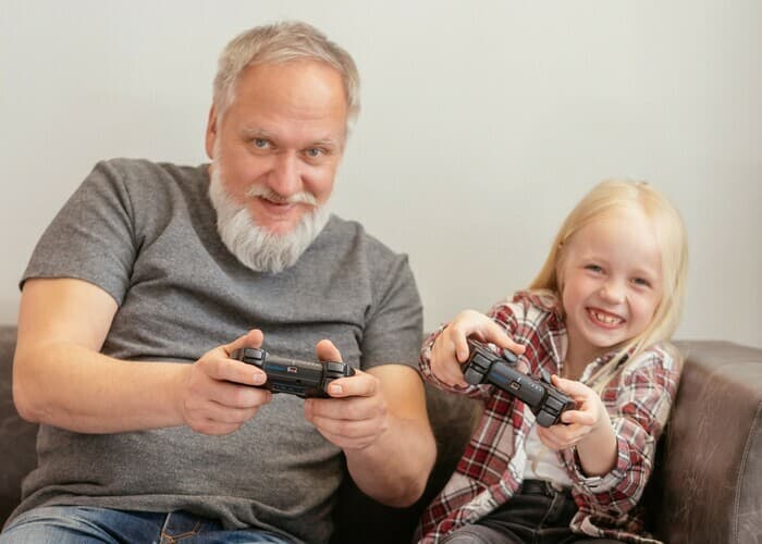 Viens avec papy ou mamie si tu veux jouer ! Du jeu vidéo à la Bibliothèque de la Cité