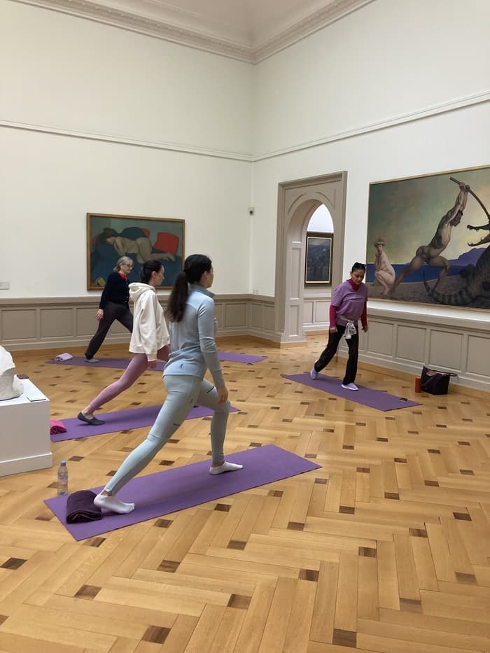 Pilates face aux œuvres