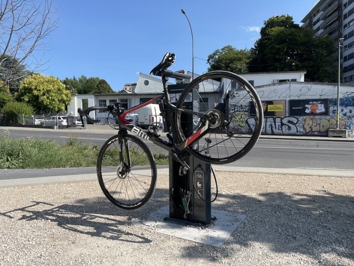 Réparer son vélo avec la borne d'auto-réparation 🚲