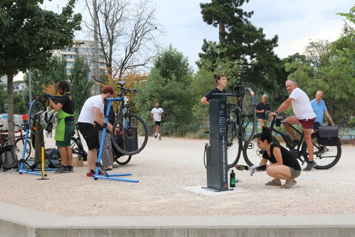 Atelier vélos à la station d'auto-réparation de la voie verte