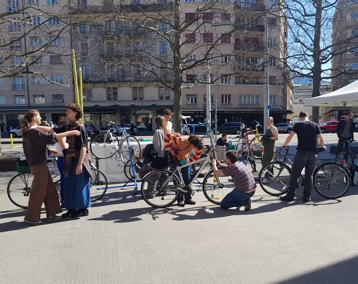 Atelier vélos à la station d'auto-réparation d'Uni Mail