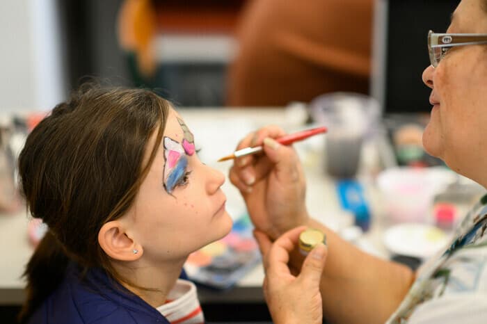 Vélo à jus, maquillage pour enfants et jeux en extérieur