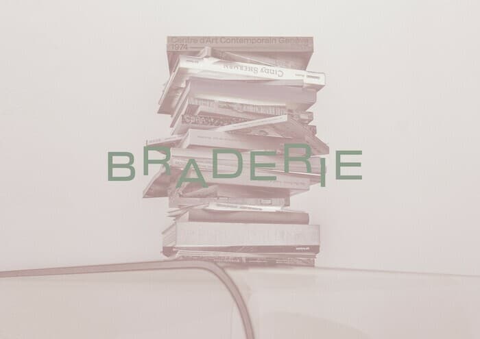 Vide-grenier : livres, meubles, matériaux