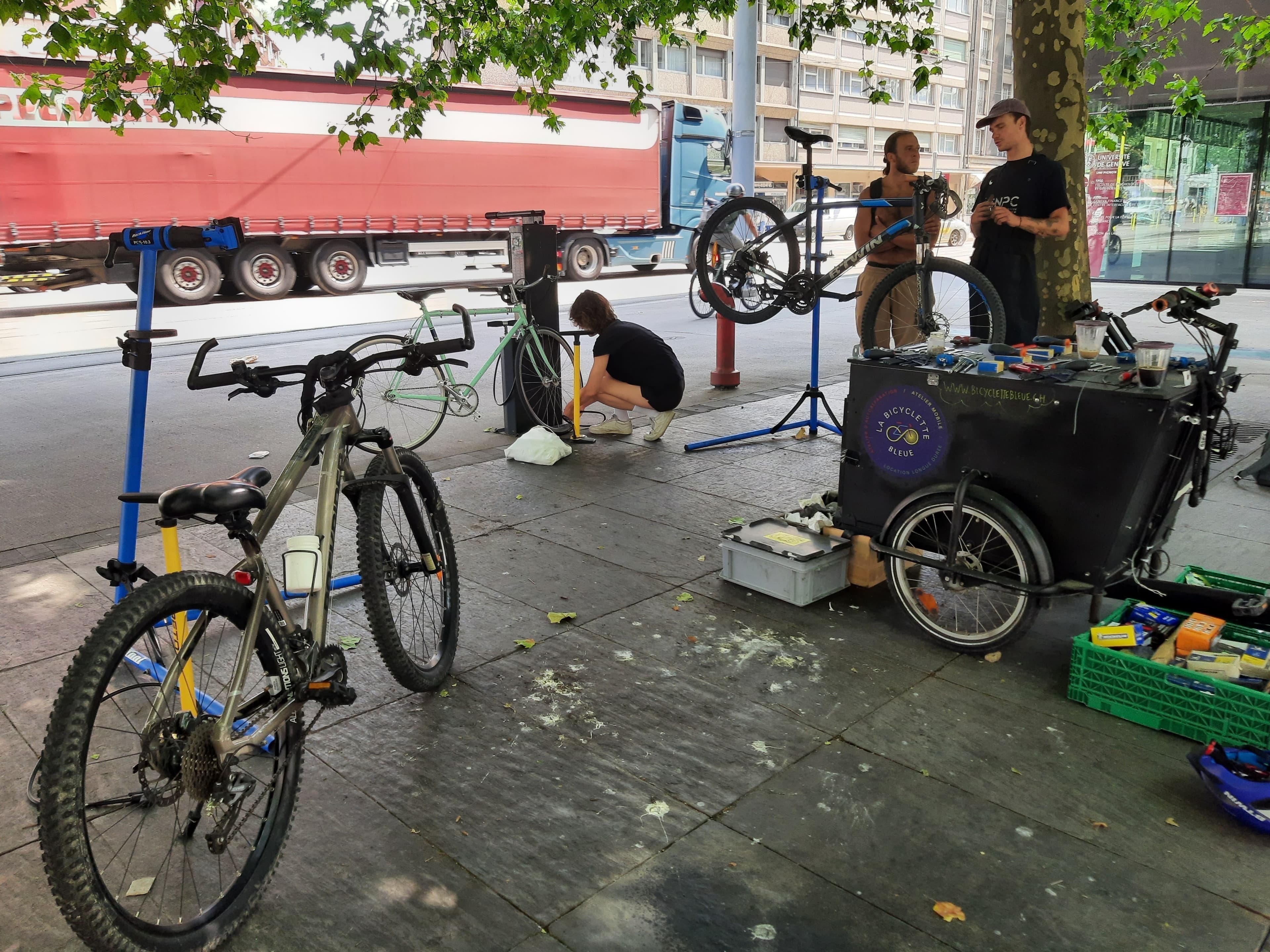 Atelier vélos à la station d'auto-réparation d'Uni Mail